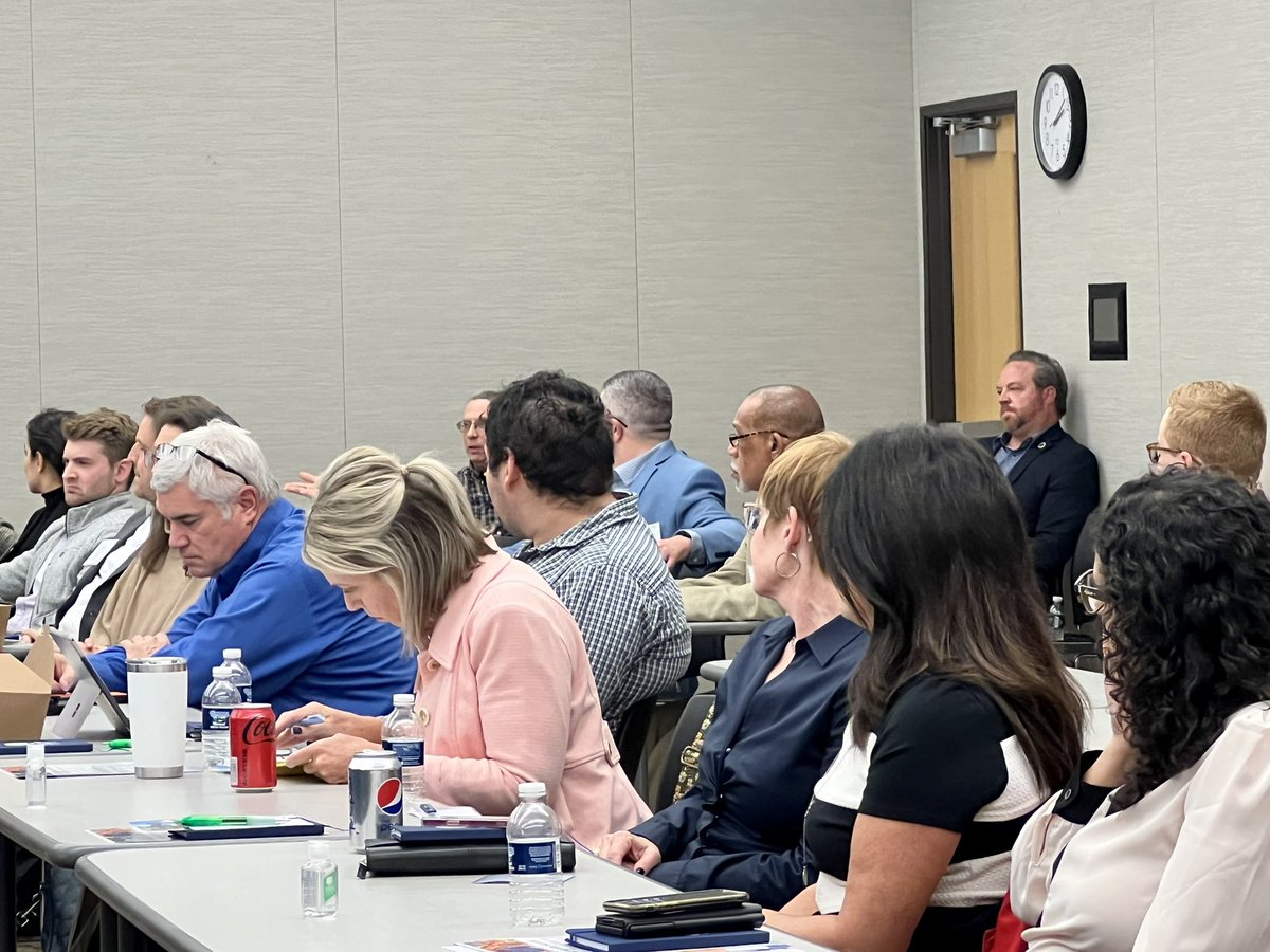 AdvantageOak's tweet photo. What a great day of collaboration as we came together as a County including our Cities, Villages &amp; Townships (#OaklandCounty’s 62 CVTs) to share, learn &amp; develop our #mobility &amp; #EV strategy on a local level. Thanks for following along, stay connected at: https://t.co/JGUm809Clq https://t.co/udJAbGPBTB