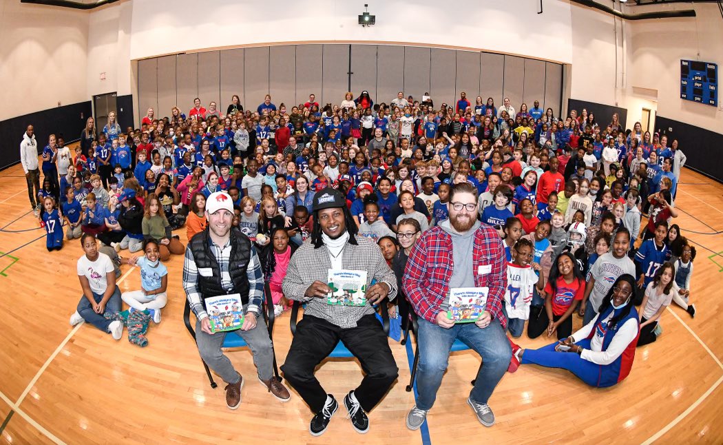 StevieJohnson13's tweet image. Throwing it back to last week… 

Legend of the Game, for my @BuffaloBills and got to visit two schools with my children’s 📕. 

Best of both worlds! #HandleBizHaveFunClub
#linkinbio