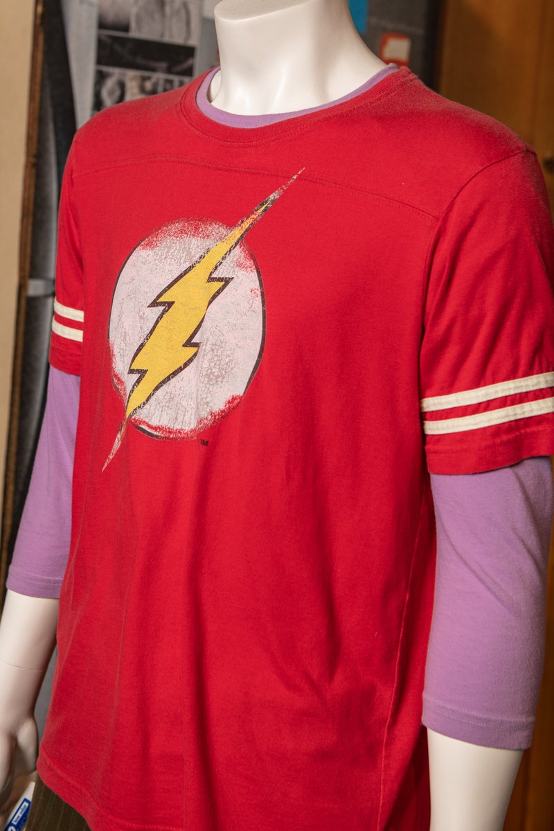 Do you recognize all the #DCComics Easter Eggs on the <a href="/bigbangtheory/">The Big Bang Theory</a> set? #WBTourHollywood