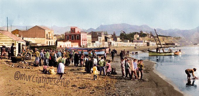Puerto de Mazarrón. Subasta de pescado en la playa. La foto es del año 1910.
