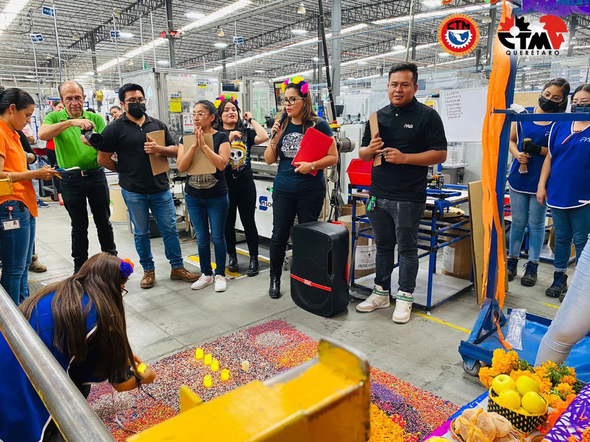 CTMQueretaro's tweet photo. 👉 Realizan concurso de altares en la empresa Pas. 

En este evento participó el Comité Sindical como jurado,  mismo que repartió pan de muerto para las y los compañeros sindicalizados.🌼👥🥇 

📲 Conoce más de nosotros en:
https://t.co/qUYc2ODiIn   

 #CTMQuerétaro #ActitudCTM https://t.co/qEKj7SvLmV