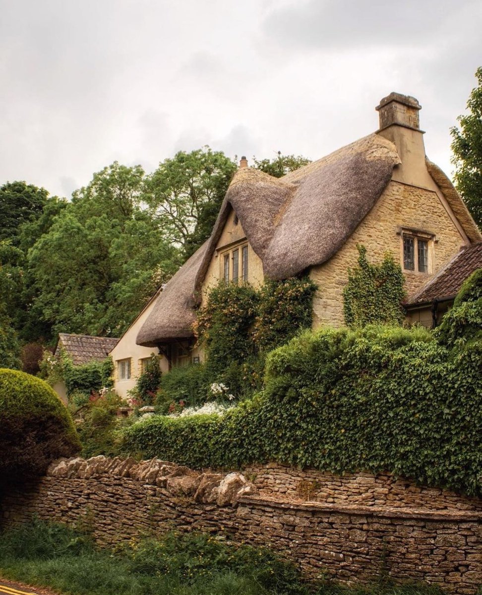 ✨Thatched Thursday✨

A variety of thatched houses to brighten up your Thursday. 😊

1️⃣ Ashton under Hill (kyunga_1) (IG)
2️⃣ Stanton (kyunga_1) (IG)
3️⃣ Chipping Campden (berkeleysqb) (IG)
4️⃣ Castle Combe (wordyelaine) (IG)
.
.
.
#visitthecotswolds #thatchedthursdays