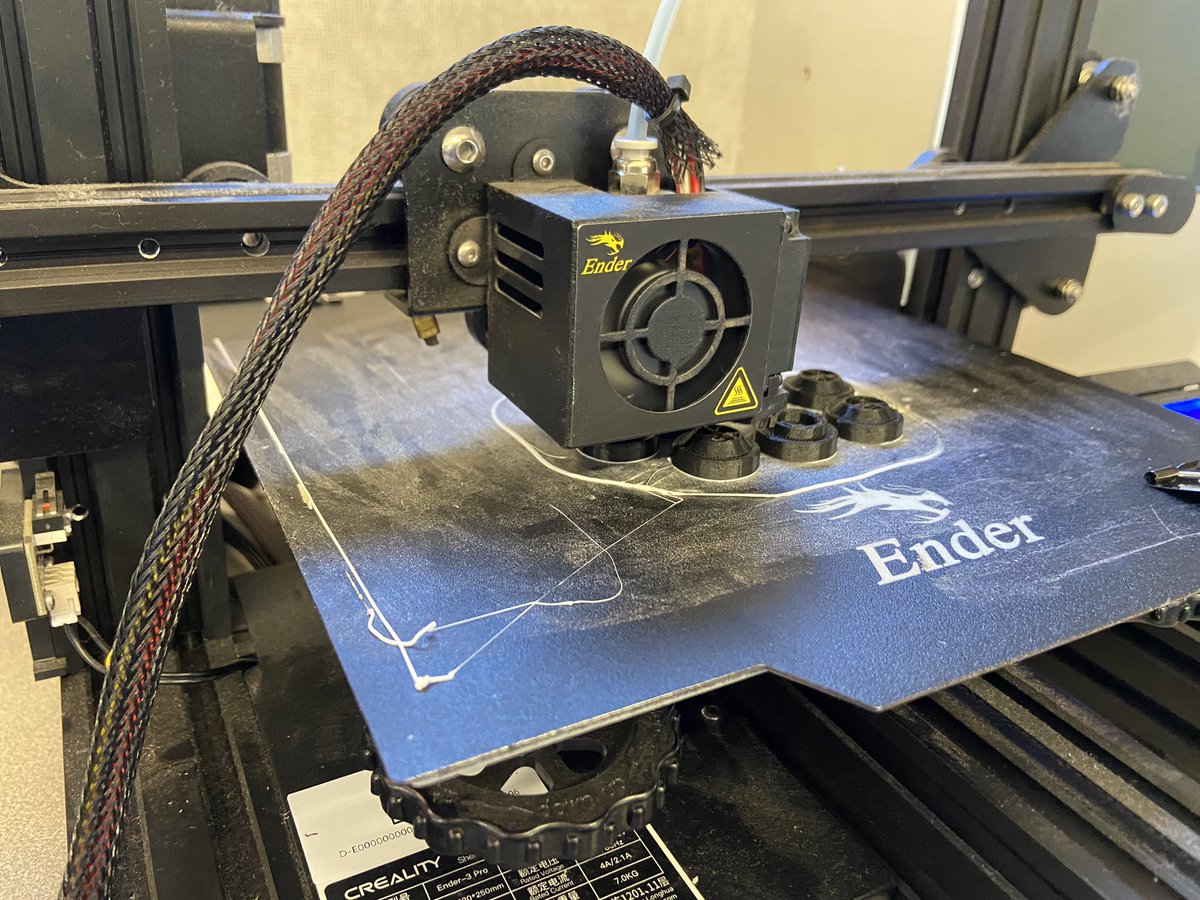 LEroomI3's tweet photo. Hurray for 3D printing (and for a tech savvy parent willing to help share a leveling program)! Printing up some replacement pawns and castles to complete some chess sets. 👏👏👏 @NCS_LE https://t.co/JvF6u7iyZ2