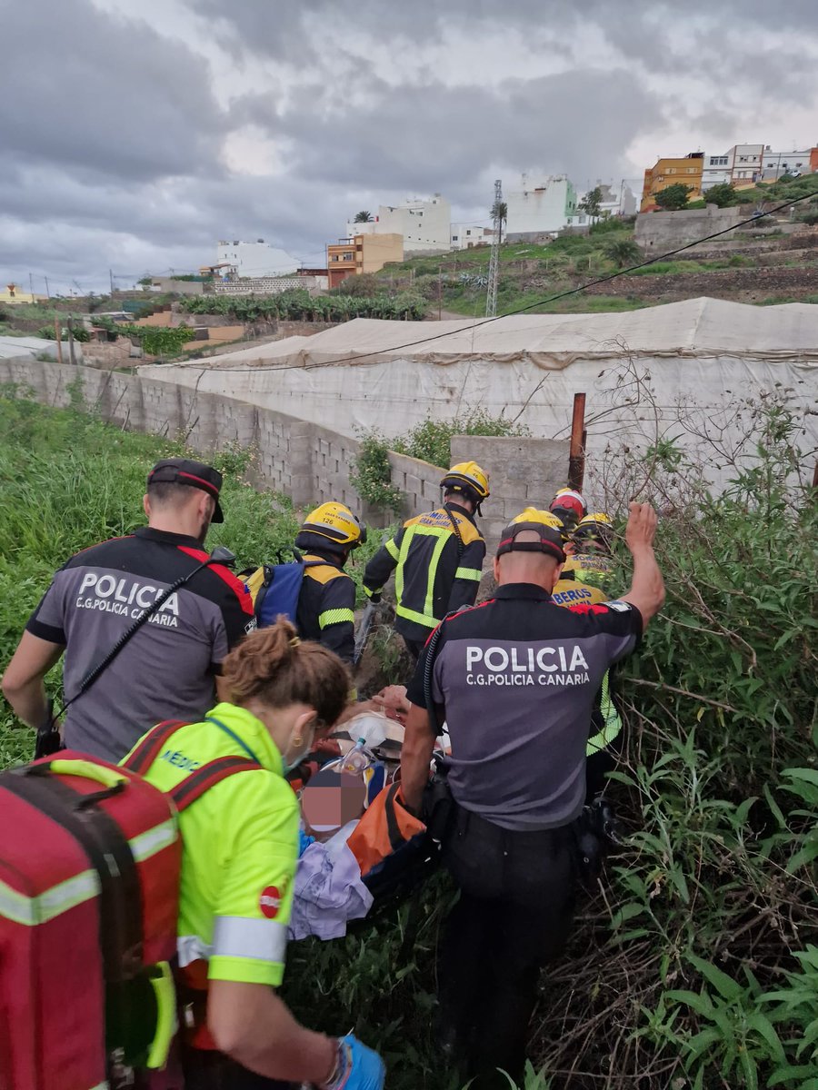 CGPCanaria's tweet photo. Servicio conjunto con el #GES y @emergencias_gc para rescatar con vida al conductor de un vehículo precipitado en un estanque en #Arucas.
#CGPC
#GranCanaria https://t.co/CD01rCm1Sf