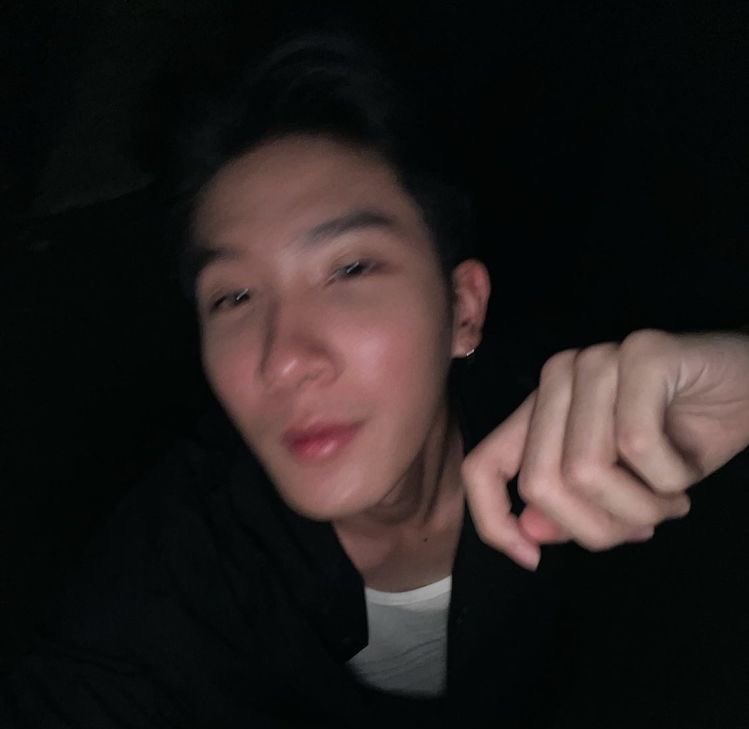 aibarisu's tweet photo. one thing about khaotung, HE WILL EAT UP THOSE BLURRY SELFIES https://t.co/PSuG5khGEU