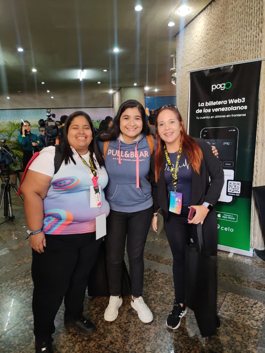 Con estas mujeres bellas y talentosas @arlettemsalase  y @Valeskaveliz_  en la @CCSBlockchainWk #VamosPaCaracas #CaracasBlockchainWeek 🚀