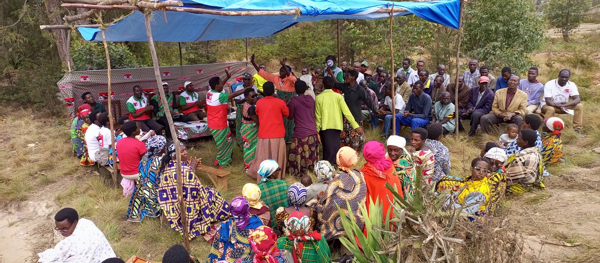 CNDDFDDBururi's tweet photo. Kur'uyu wa 03/11/2022, umunyamabanga wa @CnddFdd muri @Province_Bururi @IRADUKUNDAD5 yagendeye imitumba ya #Buhinga, #Munini & #Gatanga, muri zone #Munini, komine #Bururi, mu ntumbero yo gutsimbataza umugambwe yisangiye abagumyabanga ku kivi. Abanywanyi bashasha 45 bakaba bakiwe. https://t.co/I58NIGtloK