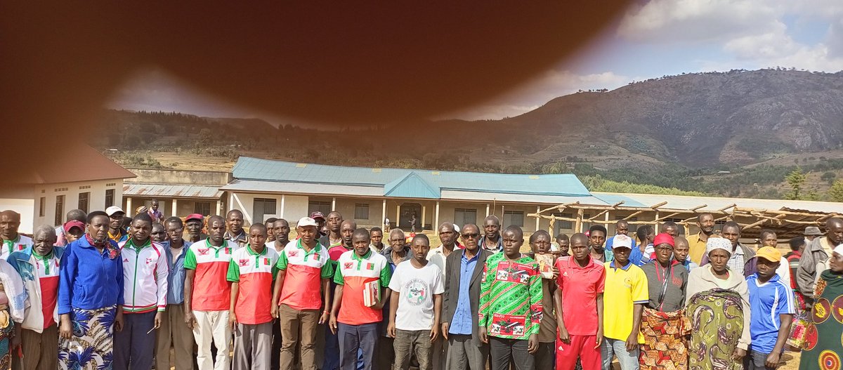 CNDDFDDBururi's tweet photo. Kur'uyu wa 03/11/2022, umunyamabanga wa @CnddFdd muri @Province_Bururi @IRADUKUNDAD5 yagendeye imitumba ya #Buhinga, #Munini & #Gatanga, muri zone #Munini, komine #Bururi, mu ntumbero yo gutsimbataza umugambwe yisangiye abagumyabanga ku kivi. Abanywanyi bashasha 45 bakaba bakiwe. https://t.co/I58NIGtloK