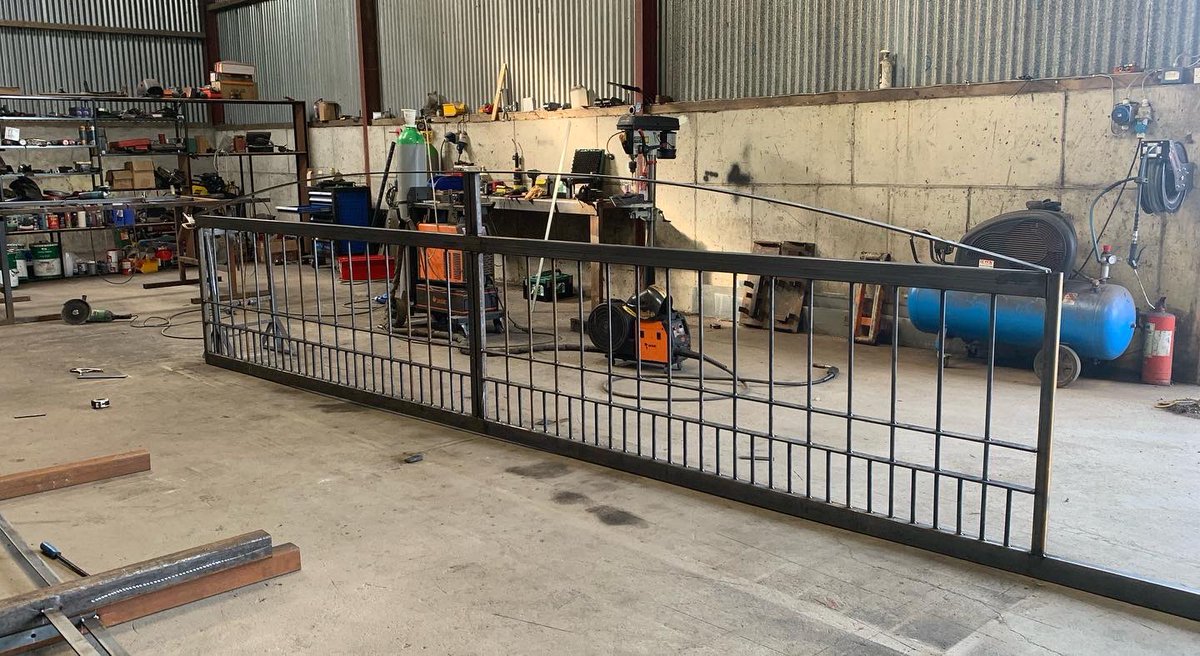 JamesScully1993's tweet photo. Cantilever sliding gate and steel railings I fabricated and fitted recently.  All steel was galvanised and finished with black paint.  Another life time job for the customer. #slidinggate  #residentialgates #jscullyengineering #housegates #gates https://t.co/FdmpbZ11HO