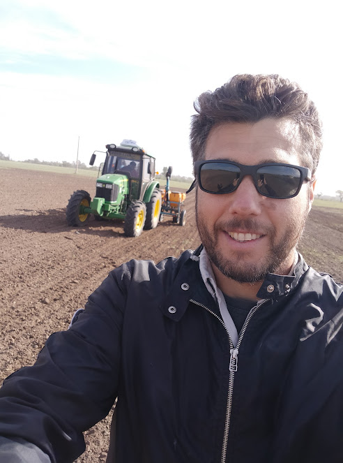 GarettoEdgar's tweet photo. Dando una mano para la siembra de maíz pisingallo. En el campo de docencia experimentación. Sembradora experimental. #siembra #maíz #pisingallo #siembraconvencional #3puntos #doosificador #clic #dosificadoresdesiembra #dosificadoresneumáticos #camdocex @facultad.ayv.unrc #UNRC https://t.co/7DFmCMM0kF