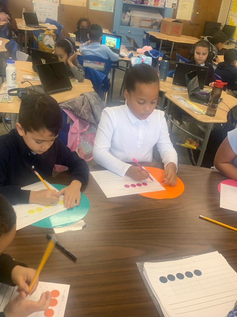 BucksElementary's tweet photo. Mrs.Jackson and her bilingual 2nd grade students were super excited to jump right in and try phoneme grapheme mapping! Way to go 2nd grade!! @MariaJi52601059 @BrittanyJDunn @DenaHMortensen https://t.co/8cytezEBQk