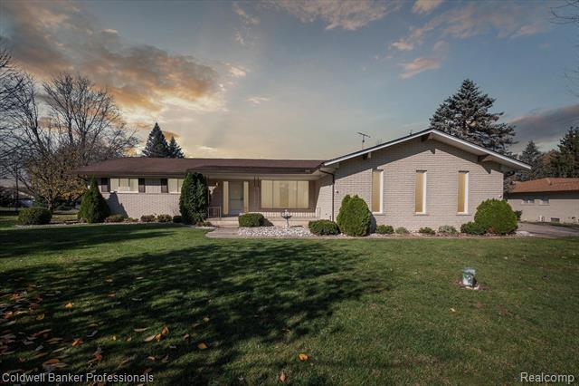 CBProfessionals's tweet photo. Do you know someone looking for a great #property in #OaklandTwp?   #realestate https://t.co/GphkBHH2QP https://t.co/J9kYNA6sM9