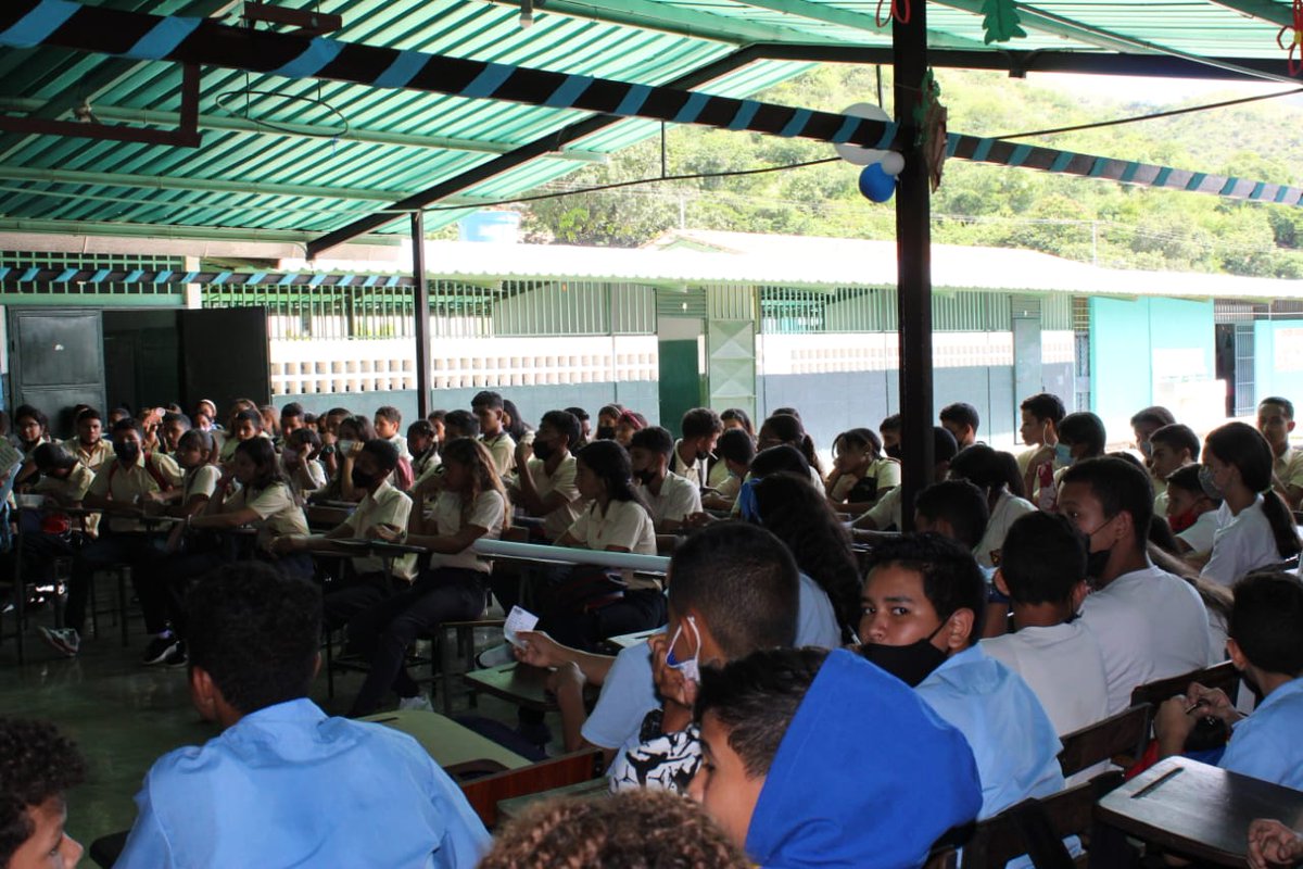 Continuamos desplegados con motivo de la difusión de la reforma de la ordenanza municipal en materia de Niños, niñas y adolescentes de nuestro municipio Bolívar.
#MejorSinBloqueo 
<a href="/NicolasMaduro/">Nicolás Maduro</a> 
<a href="/chavezcandanga/">Hugo Chávez Frías</a>