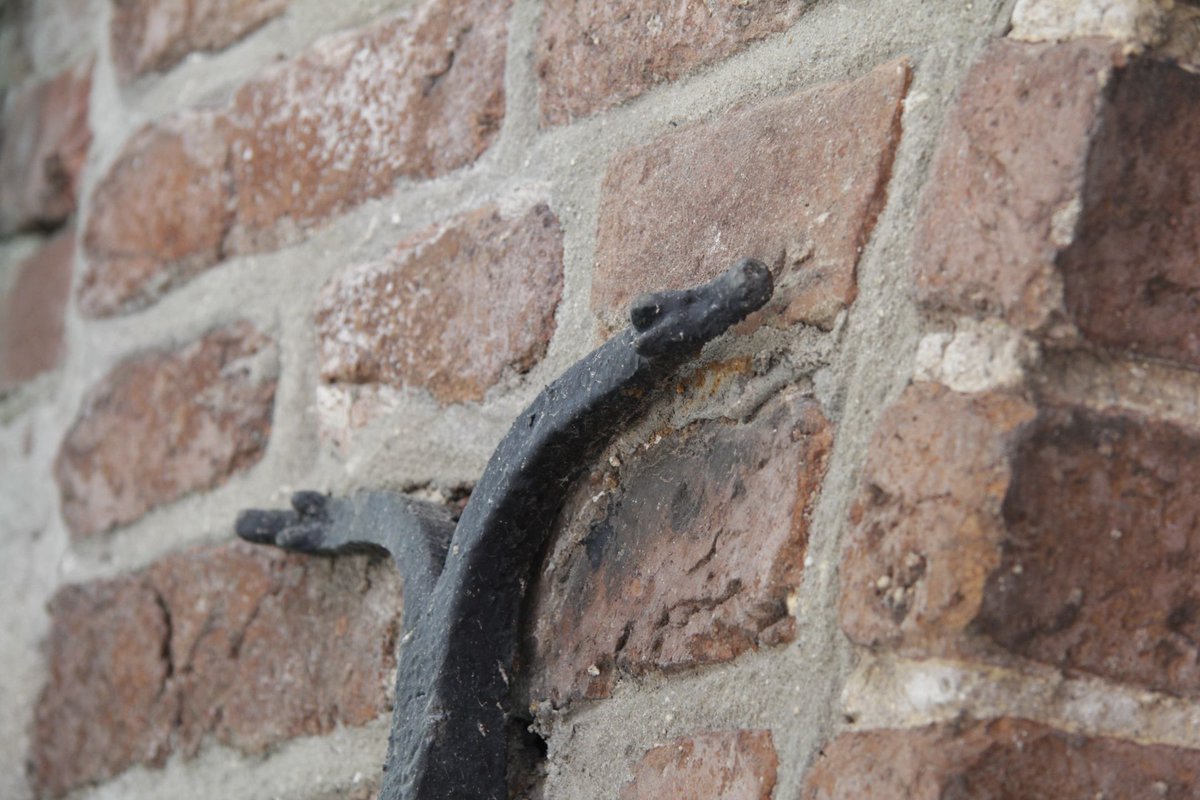 erfgoedzutphen's tweet photo. Erfgoed van de week: Drakenkoppen
De liefde voor monumenten gaat vaak samen met verbazing en de verrassing wanneer je weer iets nieuws ontdekt. Zoals deze prachtig uitgevoerde muurankers aan de gevel van café Old Dutch (Beukerstraat)... https://t.co/hUoVc2Wg2D

#evdw #zutphen https://t.co/hYCh4Cvn1i