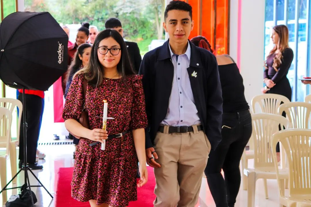 liceocolombia's tweet photo. Este jueves nuestros estudiantes recibieron el Sacramento de la Confirmación 🎗

Acompañados de sus familiares y padrinos, los estudiantes compartieron este momento tan importante. Resultado de la formación católica para recibir en  fe y amor el sacramento de la confirmación 🎗. https://t.co/RVrBkQopWH