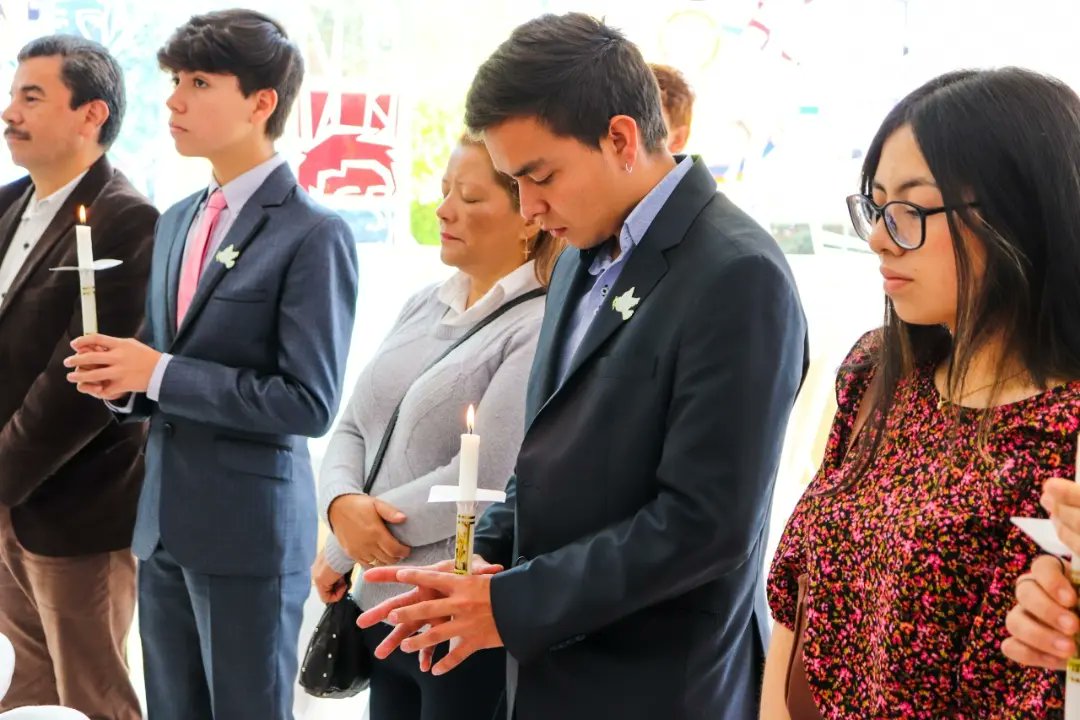 liceocolombia's tweet photo. Este jueves nuestros estudiantes recibieron el Sacramento de la Confirmación 🎗

Acompañados de sus familiares y padrinos, los estudiantes compartieron este momento tan importante. Resultado de la formación católica para recibir en  fe y amor el sacramento de la confirmación 🎗. https://t.co/RVrBkQopWH