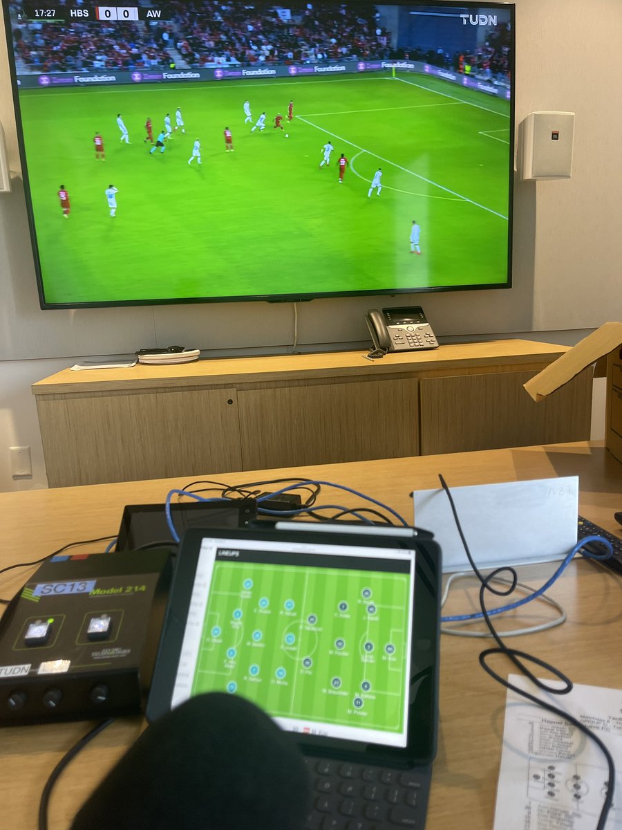 CarlitosSuarez's tweet photo. Ya estamos al aire y en vivo por @VIX con la fecha 6 de la UEFA @europacnfleague 🇪🇺 juegan @HBS_FC 🔴⚪️ 🇮🇱 🆚 @FKAustriaWien 🟣⚪️🇦🇹 y con la producción de @TUDNUSA los espero! VAMOS! 🔥⚽️ #ConferenceLeague #ViXTV - #ViXStreaming #ViXSinLimites #UECL #HBSFAK https://t.co/5fqtbhqrek