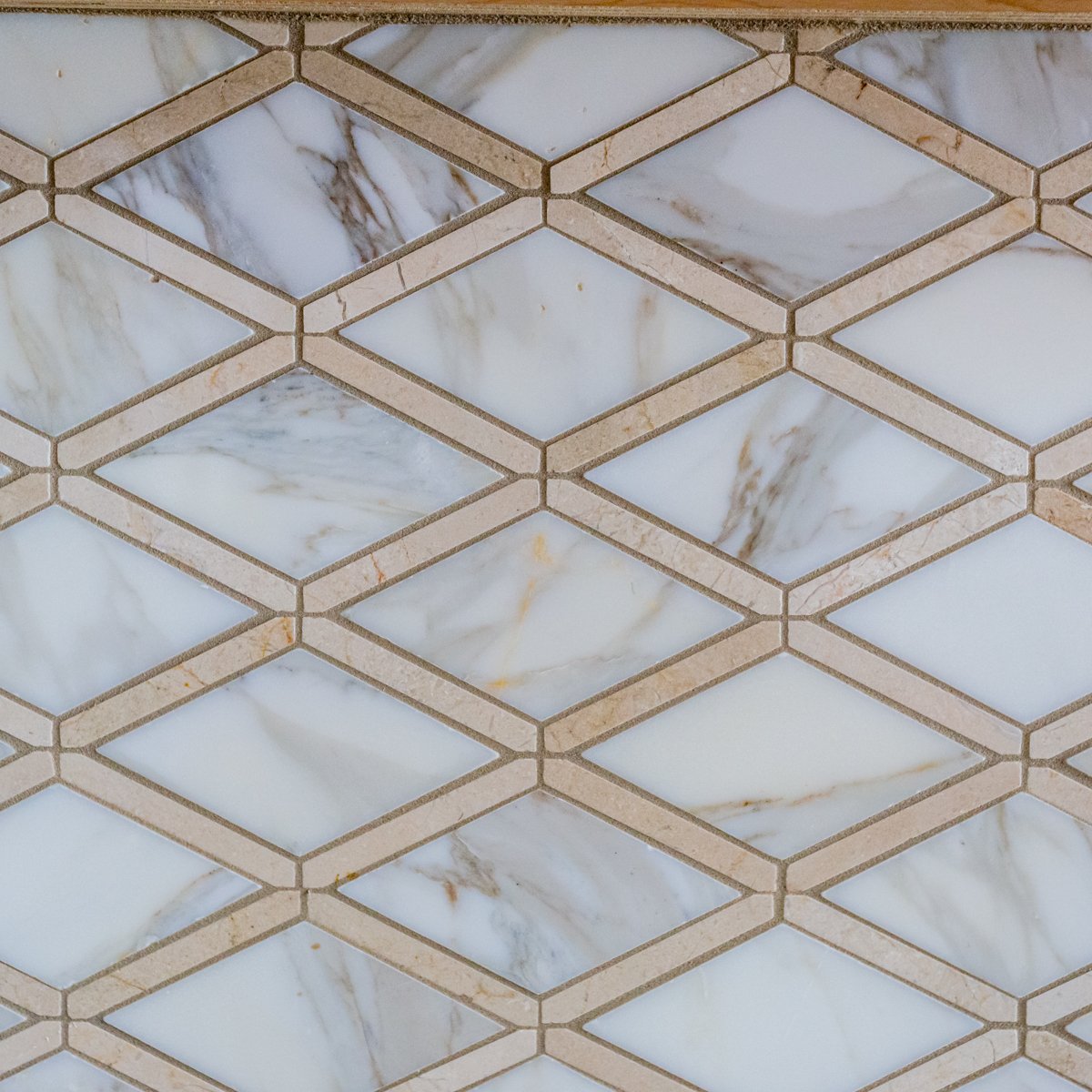 SanctuaryInt's tweet photo. Shown in a Calcutta Gold Marble &amp; Travertine. Diamonds aren't just a girls' best friend, they're also a pattern that can help make a room pop. https://t.co/BnaiecIcEo