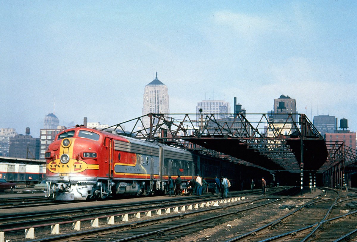 americanrails's tweet photo. Santa Fe's "San Francisco Chief" service.  Here, F3A #19-C awaits departure from Chicago's Dearborn Station with the westbound "San Francisco Chief" circa 1967. https://t.co/IXeQVJaCst collection.  https://t.co/rSek8extJV https://t.co/ebP2NZqNaf
