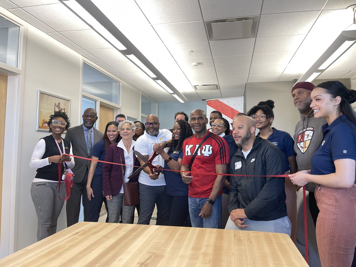 ANC4A02's tweet photo. @monumentacademy Thank you to Dr. Jeffrey Grant for inviting my office @ANC4A02 Commissioner and members of Alumni (DC) Chapter, Kappa Alpha Psi Fraternity, Inc. for a day community service. https://t.co/29ItUk9AlK