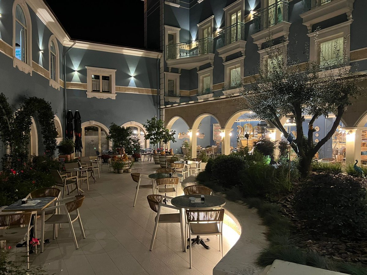 Mramje në një oborr Shkodre.