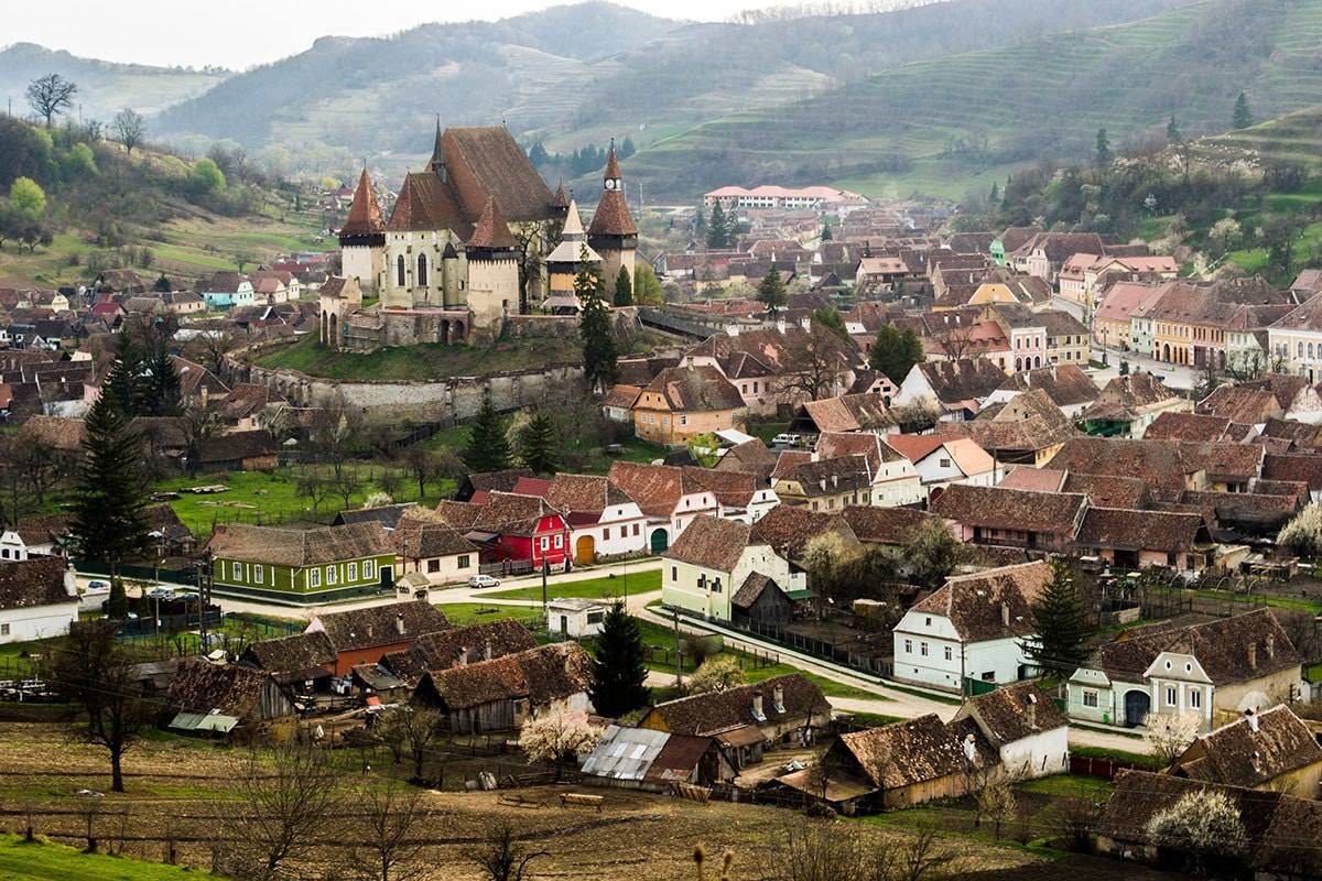 Замок пелеш румыния. Замок дракулы пелеш. Трансильванские деревни румынии. Брашов осенью румыния. Замок пелеш трансильвания.