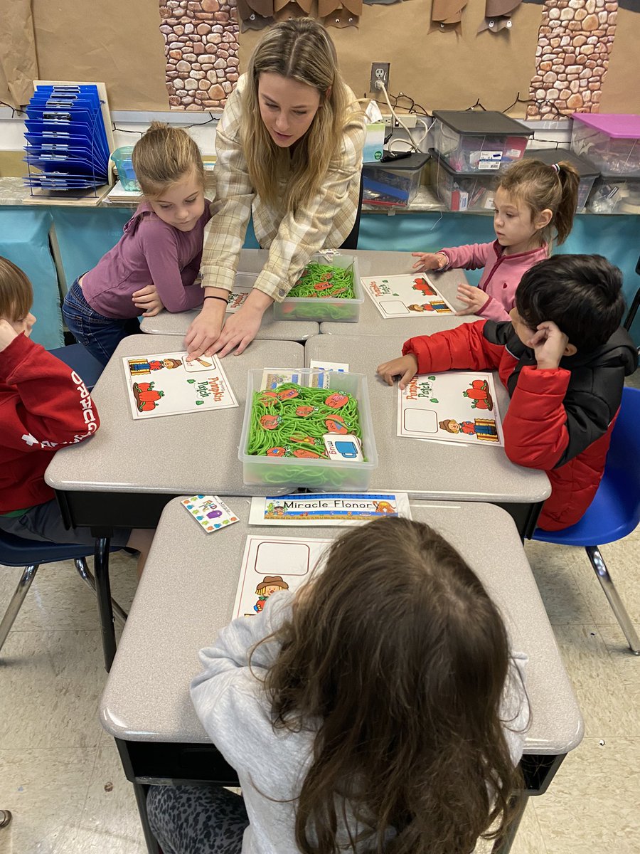 MichaelBaulier's tweet photo. Willett educators and students are hard at work teaching & learning the early childhood skills for #EquitableLiteracy! From segmenting phonemes to matching letters & sounds, our K classrooms are busy! #AlwaysTryOurBest https://t.co/E8Yg6IVoel
