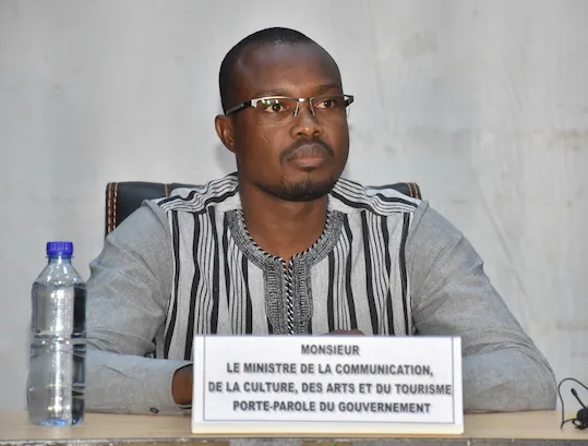 TiladoAbga's tweet photo. #Le gouvernement #burkina_bè condamne des «propos mensongers» des médias #RFI et #JA qui assure que les groupes d’autodéfense et les #VDP recrutent majoritairement dans la communauté Mossi et les #Djihadistes dans la communauté #Peule. #lwili #TL226 #ATA https://t.co/u9y7OtZSy2
