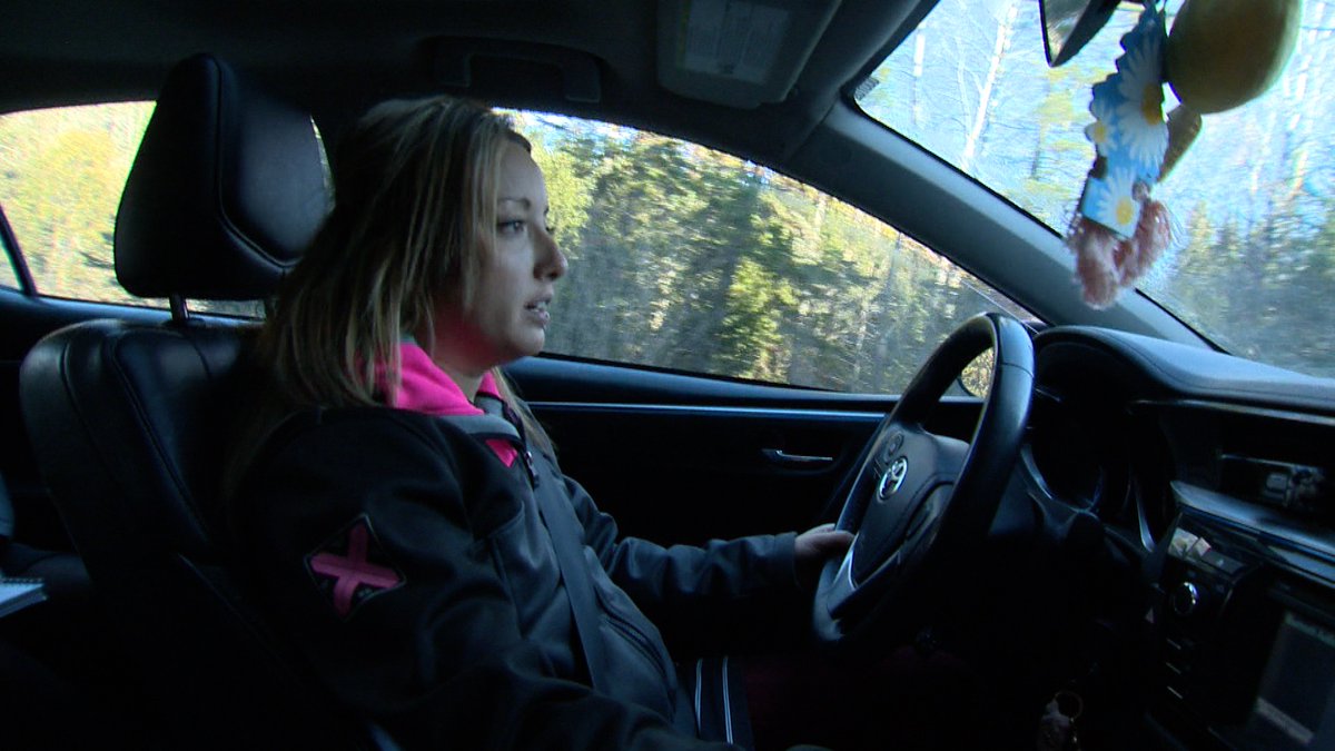 Une jeune maman a eu toute une frousse hier soir au Témiscouata. Alors qu’elle était au volant, elle a reçu un morceau de métal sur sa voiture. L’objet semble avoir été lancé délibérément par un automobiliste qu’elle a croisé sur sa route. cimtchau.ca/?p=113909 <a href="/tvanouvelles/">TVA Nouvelles</a>