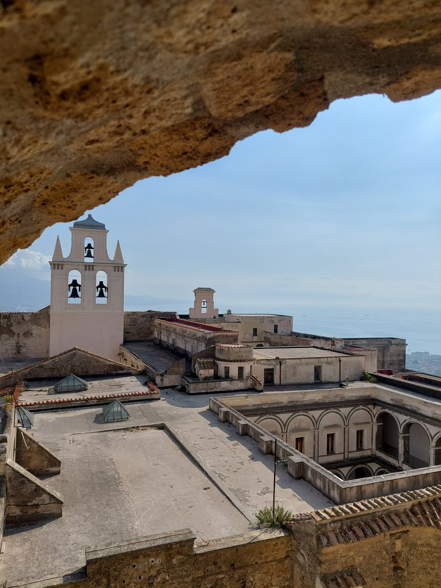 ilnononano's tweet photo. Castel Sant’Elmo è una fortezza medievale posta sulla collina del Vomero che domina dall’alto la città di Napoli: la sua posizione, la sua struttura a forma di stella a sei punte e l’ampio fossato ne facevano un luogo sicuro e inespugnabile.
#Napoli #CastelSantElmo https://t.co/8FmyPRW0Bv