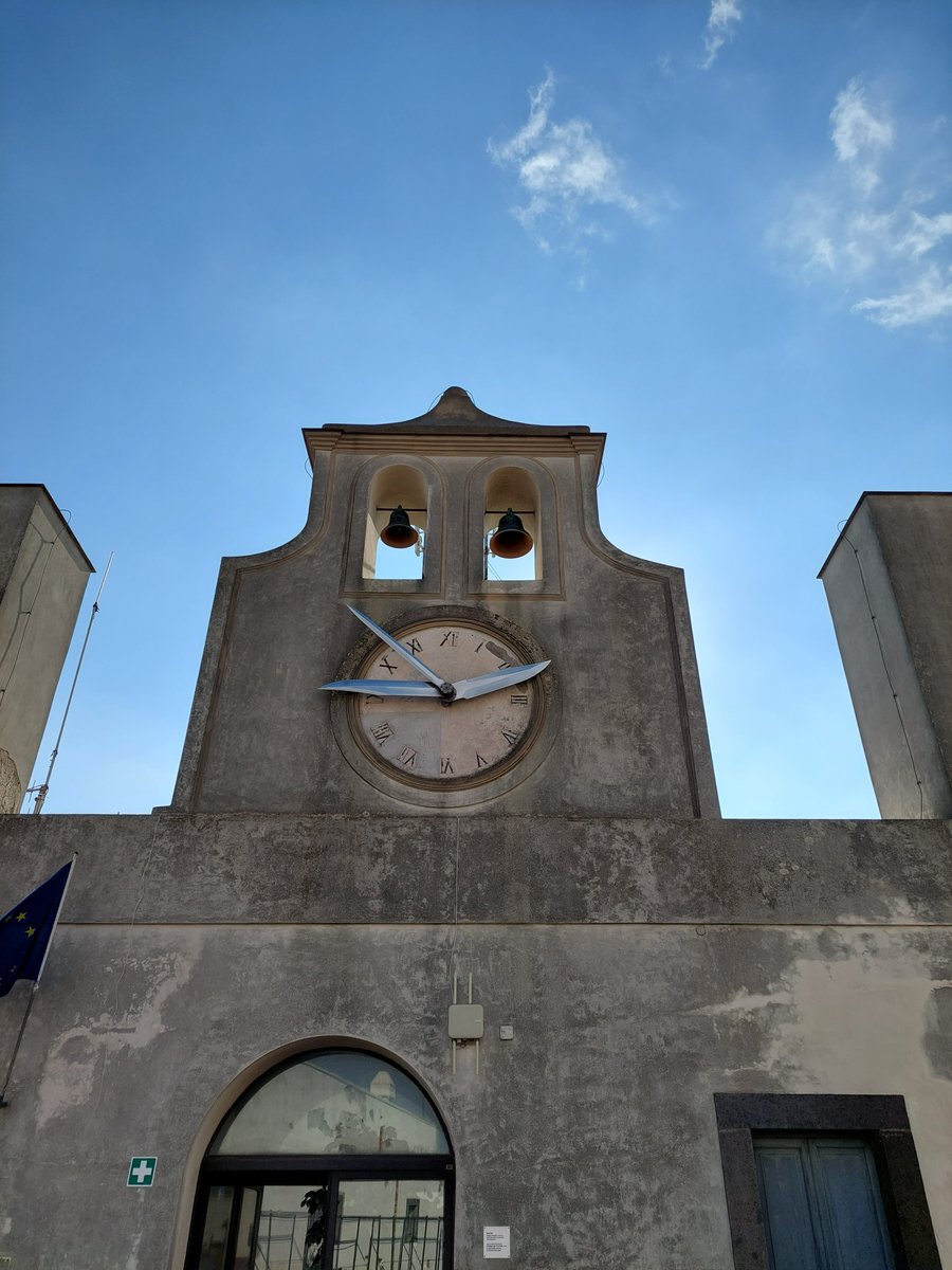 ilnononano's tweet photo. Castel Sant’Elmo è una fortezza medievale posta sulla collina del Vomero che domina dall’alto la città di Napoli: la sua posizione, la sua struttura a forma di stella a sei punte e l’ampio fossato ne facevano un luogo sicuro e inespugnabile.
#Napoli #CastelSantElmo https://t.co/8FmyPRW0Bv