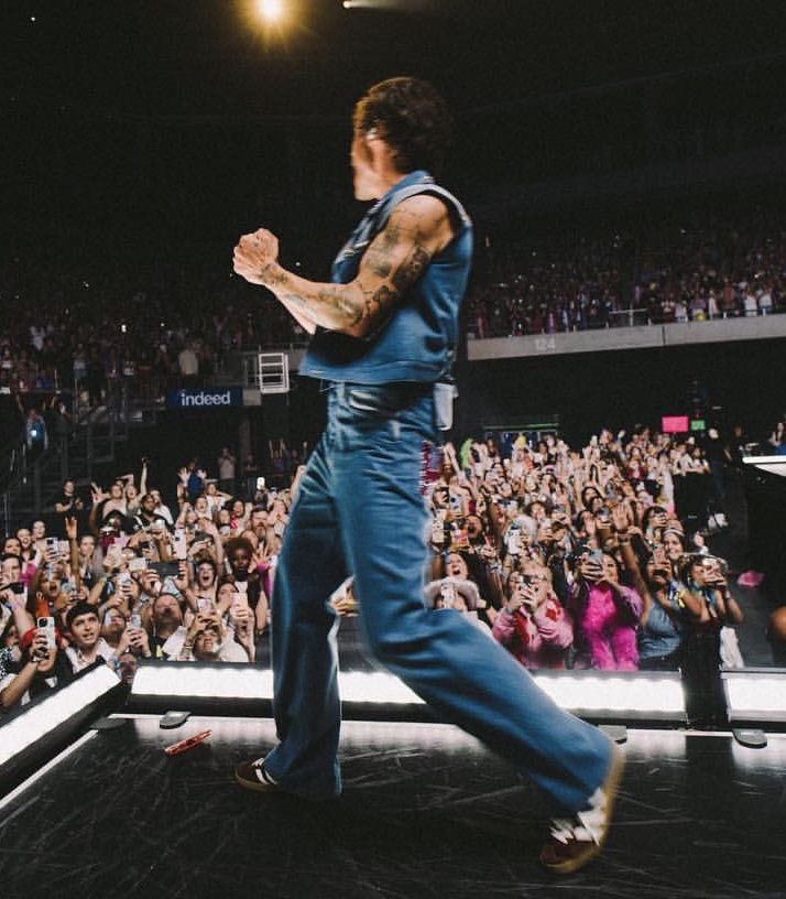 ㅤㅤㅤ
            𝓘𝐍𝐒𝐓𝐀𝐆𝐑𝐀𝐌  𝓟𝐎𝐒𝐓.
            ────﹫𝓱𝖺𝗋𝗋𝗒 𝓼𝗍𝗒𝗅𝖾𝗌✓

        〝𝖫𝗈𝗏𝖾 𝖮𝗇 𝖳𝗈𝗎𝗋. 𝖠𝗎𝗌𝗍𝗂𝗇 𝖵𝖨.
                           𝖮𝖼𝗍𝗈𝖻𝖾𝗋, 𝟤𝟢𝟤𝟤.〞