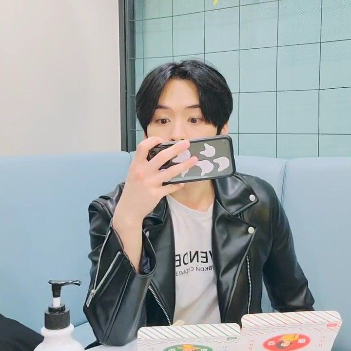 daily lee know tweet media
