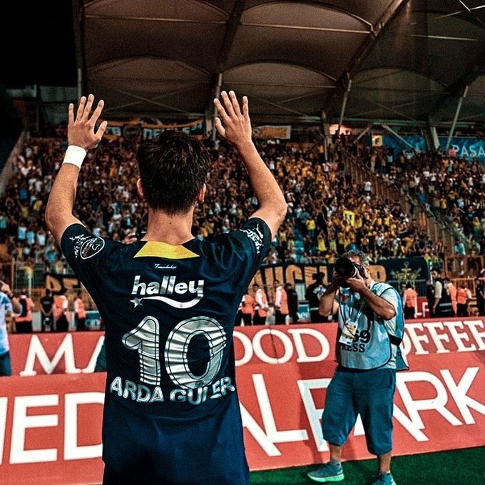 Arda Güler, Avrupa kupalarının grup ve sonrası aşamalarında Fenerbahçe formasıyla gol atan en genç oyuncu oldu 🤩

👀 17 yaş 251 gün