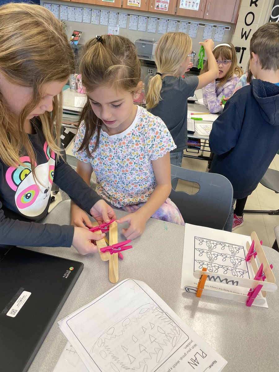 MrsArtrip's tweet photo. After reading Creepy Carrots, students had to work together to build a model of a fence to keep the Creepy Carrots from getting out, with limited supplies! It was a fun way to incorporate a stem project with some literacy and science! 📖🧐 https://t.co/zEiJbt2uHj