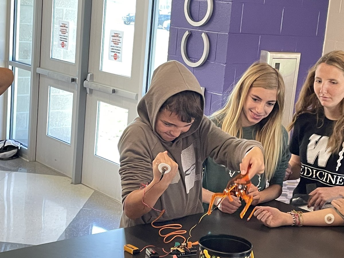 PJVollbrecht's tweet image. Had a blast working with @SCSEagles1 7th grade science classes and @WMUMedicine students to learn about the brain and how it controls our muscles! #BrainExplorers #SciComm