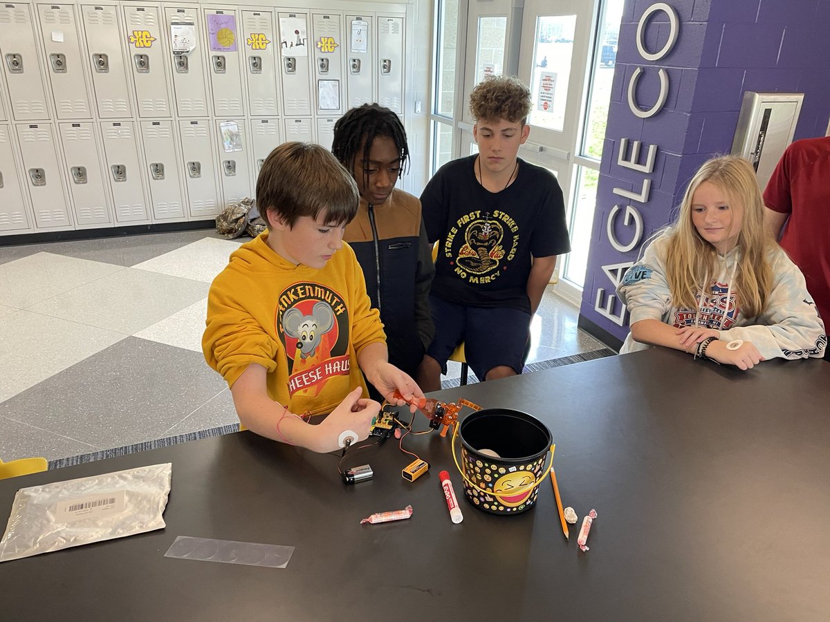 PJVollbrecht's tweet image. Had a blast working with @SCSEagles1 7th grade science classes and @WMUMedicine students to learn about the brain and how it controls our muscles! #BrainExplorers #SciComm