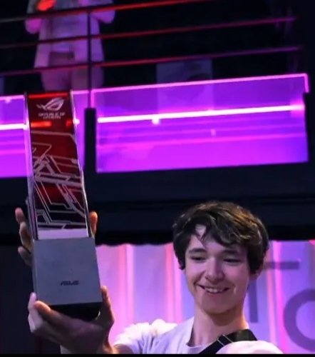 lefantaze's tweet photo. Petit potg au stand Asus avec @Potxeca qui a dit que ma https://t.co/Ig6RLb91PC était forte je suis REFAIT 👍
Merci ! 
(d'ailleurs si j'ai changé d'habits entre le selfie et moi avec la lampe c car j'suis monté 2 fois ils ont rien vu) https://t.co/usgSAgpdsV