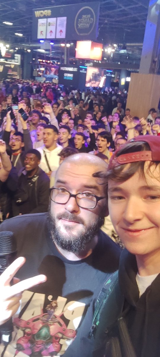 lefantaze's tweet photo. Petit potg au stand Asus avec @Potxeca qui a dit que ma https://t.co/Ig6RLb91PC était forte je suis REFAIT 👍
Merci ! 
(d'ailleurs si j'ai changé d'habits entre le selfie et moi avec la lampe c car j'suis monté 2 fois ils ont rien vu) https://t.co/usgSAgpdsV