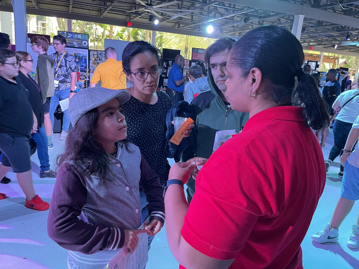 YoungMiddleHCPS's tweet photo. Dr. Berry and Ms. K. Miller talk to parents about our programs. #magnetworldtour #MagnetExpo #apply @SDHCMagnet @HillsboroughSch @ZooTampa https://t.co/g7WMSn0fsb