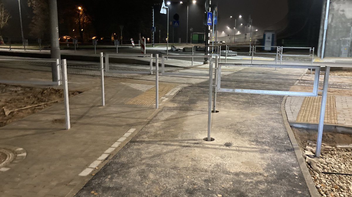 Rym_von_Kapsel's tweet photo. Atbraucu aplūkot jauno tuneli, sastapu nožogotu veloceļu. 
Kāpēc visu jauno vajag izbojāt 😢 https://t.co/ASbdkGsh5K