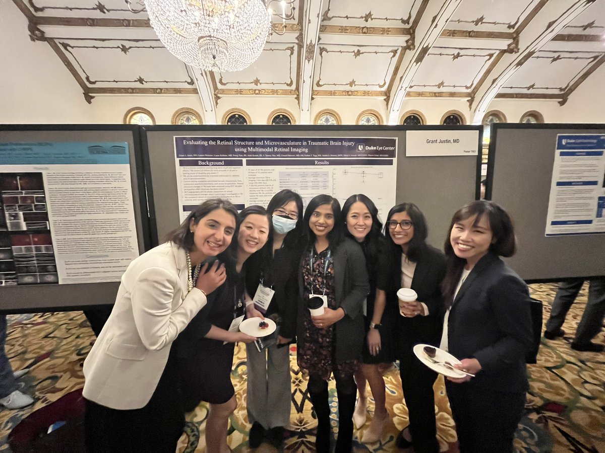 Crashing the Duke powwow at #RetinaSociety2022 <a href="/hi__imtammy/">Tammy Hsu</a> <a href="/NitaValikodath/">Nita Valikodath</a> <a href="/asli_eye/">Angela Li, MD</a> <a href="/LejlaVajzovic/">Lejla</a> <a href="/RetinaSociety/">TheRetinaSociety</a>
