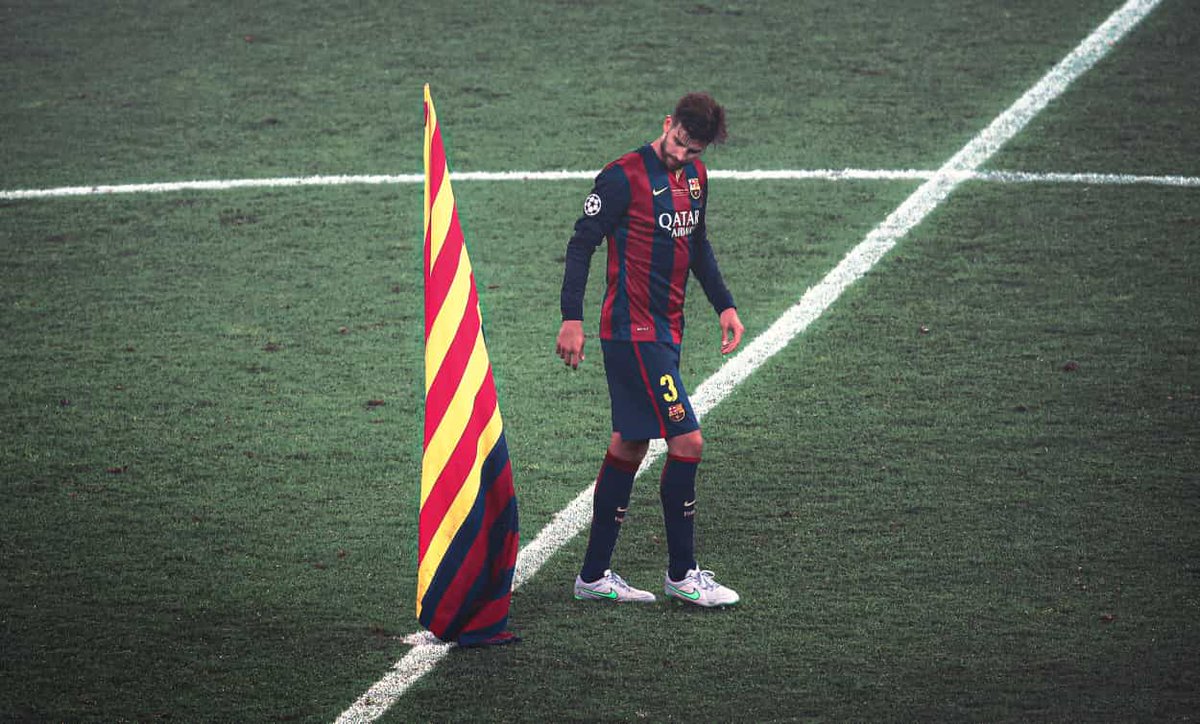 B5UNO's tweet photo. - ¿Por qué huye, papá?
– Porque tenemos que perseguirle.
– Pero si no ha hecho nada malo.
– Porque es el héroe que Barcelona se merece, pero no el que necesita ahora. https://t.co/AJoWAxFQzf