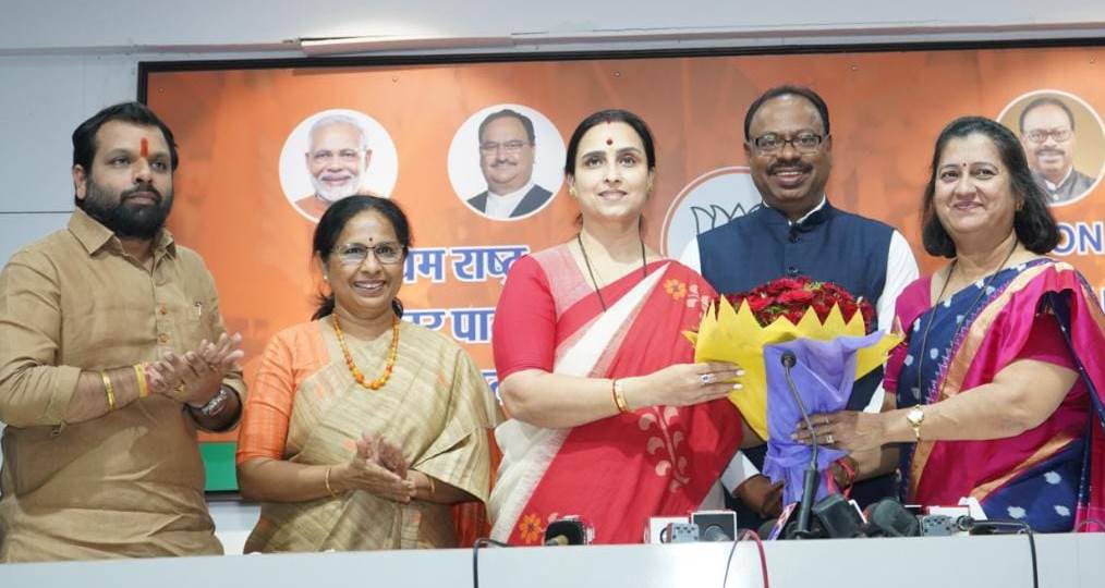 भारतीय जनता पार्टी महाराष्ट्राचे प्रदेशाध्यक्ष चंद्रशेखर बावनकुळे यांनी महिला आघाडीच्या अध्यक्षपदी चित्राताई वाघ यांची निवड जाहीर केली. त्यांचे मनःपूर्वक अभिनंदन !

<a href="/ChitraKWagh/">Chitra Kishor Wagh</a>