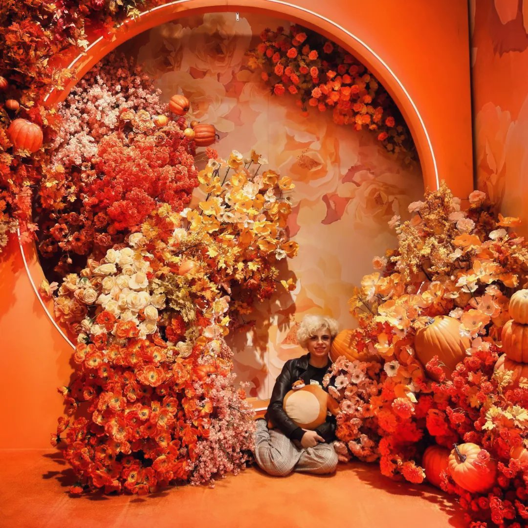 desmond_amazing's tweet photo. How is everyone enjoying their fall season so far?
🍁
🍁
🍁
Photo taken at The Floral Escape - a great place to create content and memories - and I'm with my fox pal, Bagstock, from @TinyHeadKingdom
#desmondnapoles #desmondisamazing #thefloralescape #TinyHeadedKingdom https://t.co/GxfBDAdbks