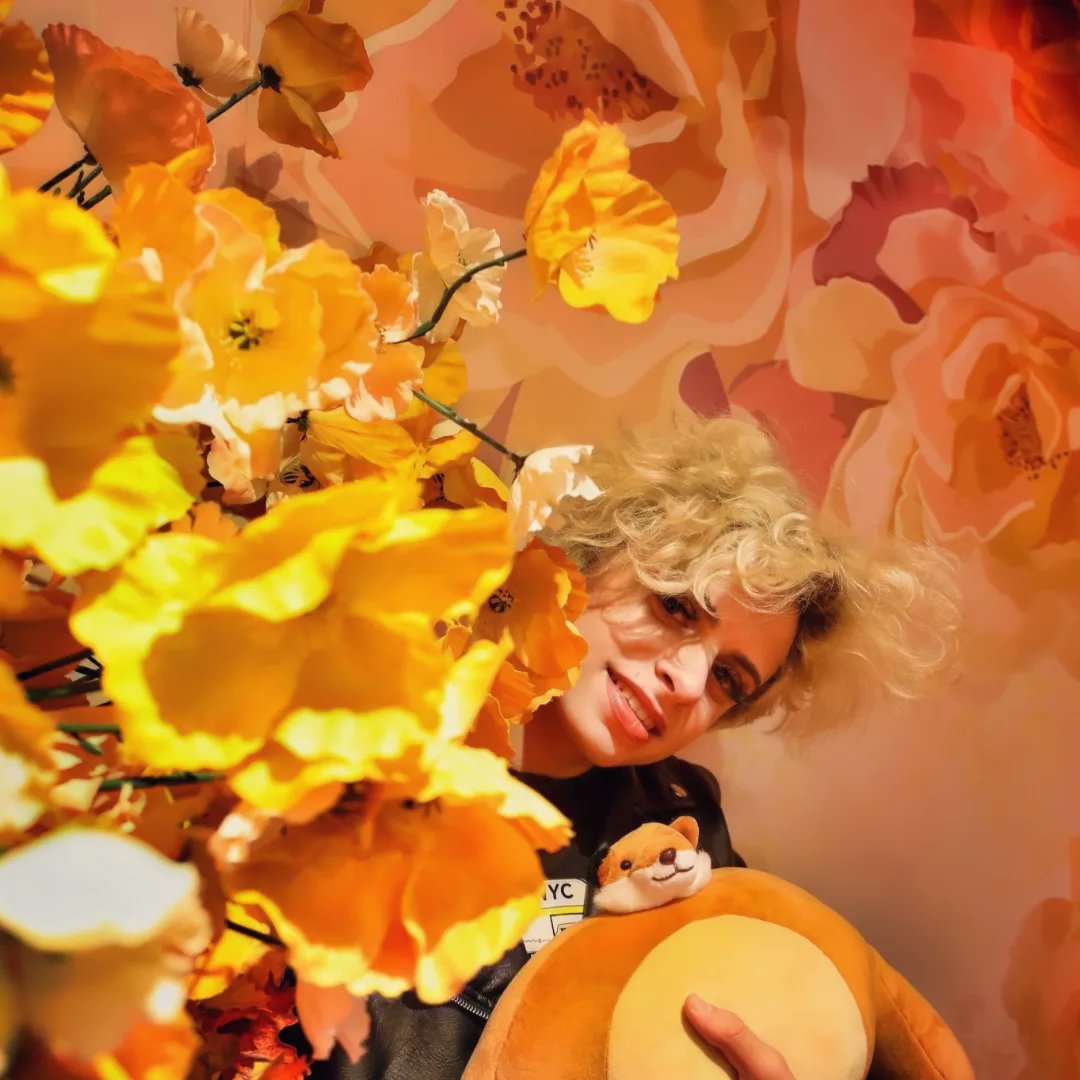 desmond_amazing's tweet photo. How is everyone enjoying their fall season so far?
🍁
🍁
🍁
Photo taken at The Floral Escape - a great place to create content and memories - and I'm with my fox pal, Bagstock, from @TinyHeadKingdom
#desmondnapoles #desmondisamazing #thefloralescape #TinyHeadedKingdom https://t.co/GxfBDAdbks