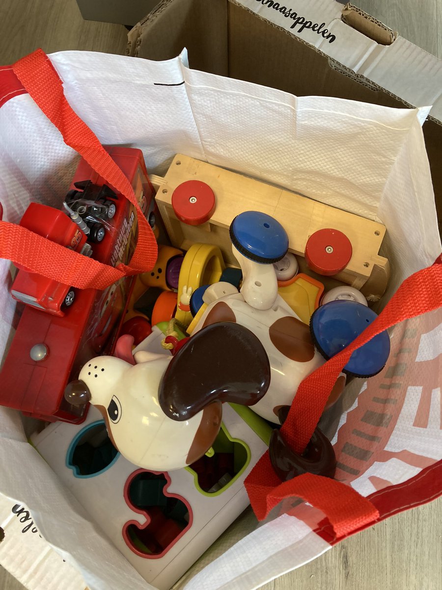 Met 5 december in het vooruitzicht werken we weer aan het sorteren en inpakken van alle Sinterklaas cadeautjes voor de kinderen in Korte Akkeren. #Huiskamer van de wijk Bernhardhof. <a href="/GemivaSVGGroep/">gemivasvggroep</a>