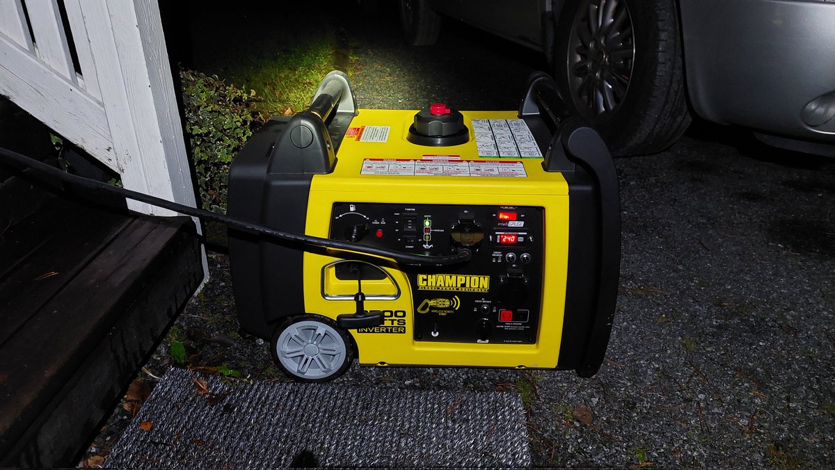 Suunnitellun sähkökatkon piti kestää klo 16-19. Klo 23 tuli sähköt. Varautuminen on kannattanut, sillä aggregaatti kävi pihassa, jalkalamput toivat valoa ja jääkaappi sekä pakastin pysyivät kylmänä. Takkakin on lämmin, joten hyvästä harjoituksesta tämä kävi👍 #varautuminen