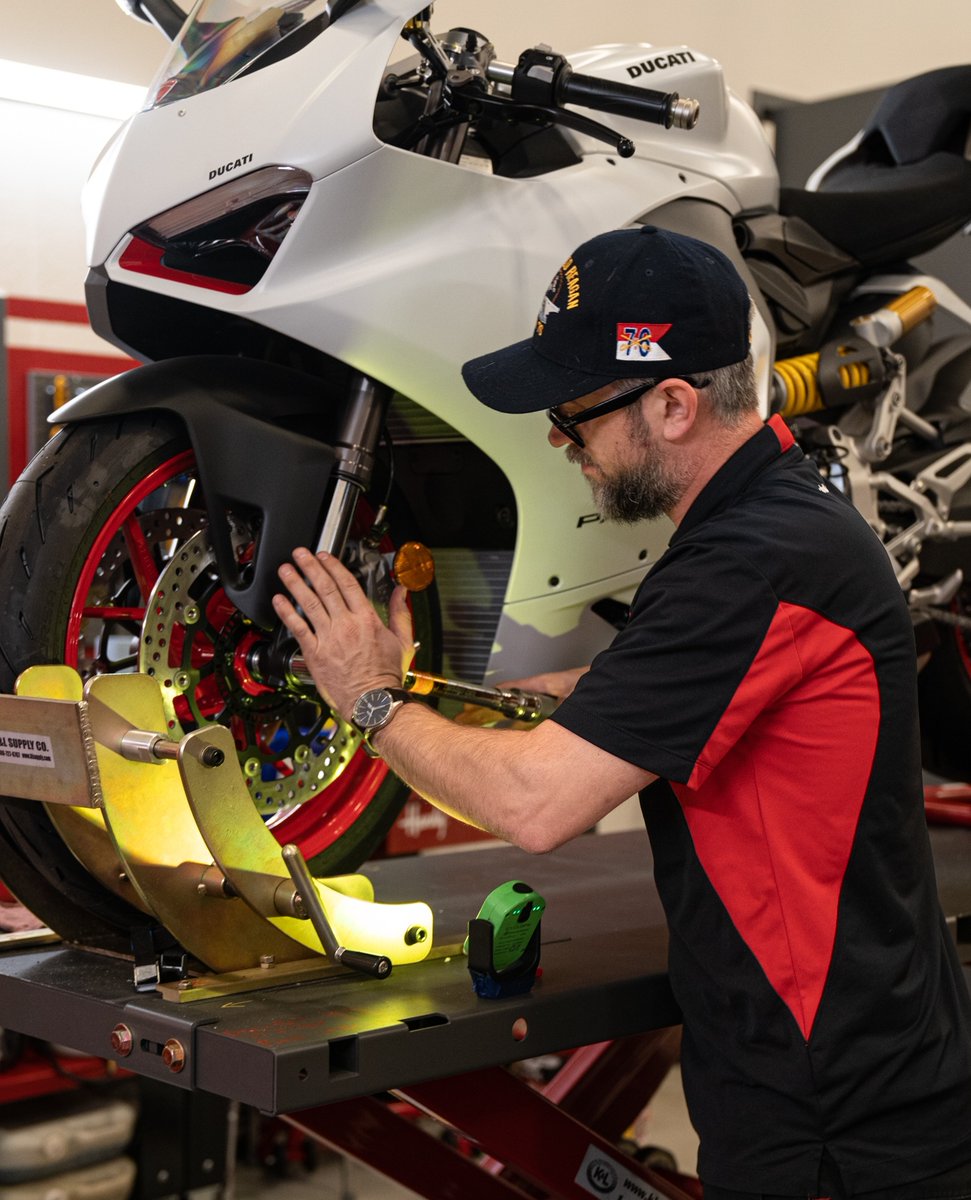 RahalDucati's tweet photo. The Red Essence. In White.
The perfect fusion of power and elegance!
2023 Ducati Panigale V2 Star White Silk
💲18,095
📞(317)350-2030
📧Sales@Rahalducati.com
#RahalDucati #DucatiIndy #Ducati
#DucatiService #Indy #Indianapolis
#PanigaleV2 #StarWhiteSilk https://t.co/GRQVxk0ZwN