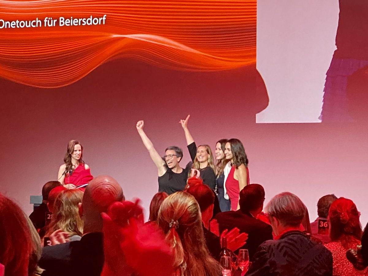 Sehr cool! Der zweite Award ⁦@prreport_de⁩ #PRReportAwards ⁦@MSL_Germany⁩ #Beiersdorf 🏆⁦@MrsYulchen⁩